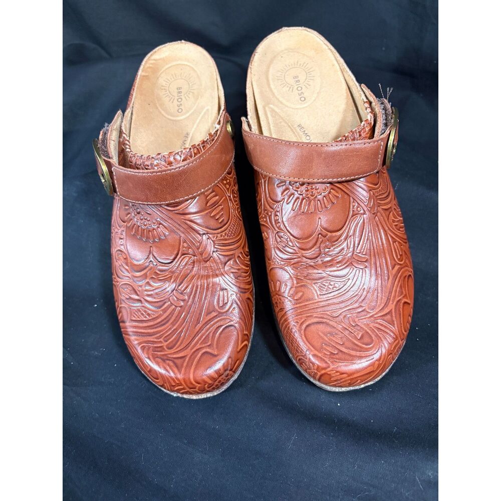 Brioso Women’s Brown Tooled Embossed Leather Clogs Mules Buckle Strap Size 8.5 M